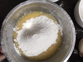 可爱的杯子蛋糕,将低筋面粉过筛好加入蛋黄一起，顺一方向打匀。