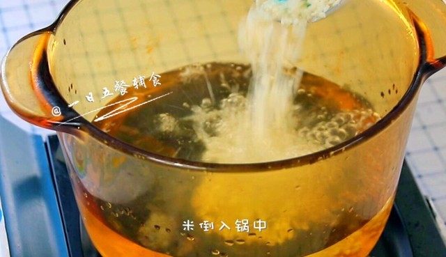 菠菜蛋黄十倍粥,水倒入锅中煮开，放米。一定是水开再放米。