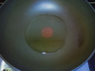 红烧冬瓜,锅里倒入适量油烧热