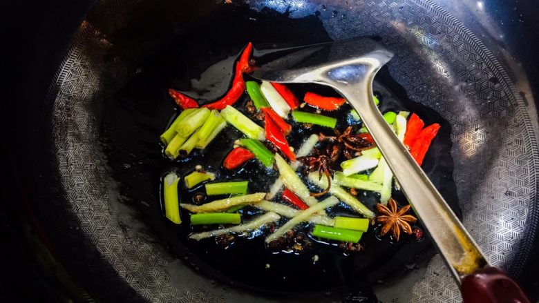 红烧无头鱼,热锅凉油，油五成热放入葱、姜、蒜、花椒、八角炒香