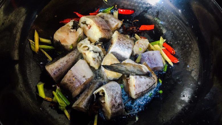 红烧无头鱼,作料炒香之后放入腌制好的鱼，小火煎一下正反面