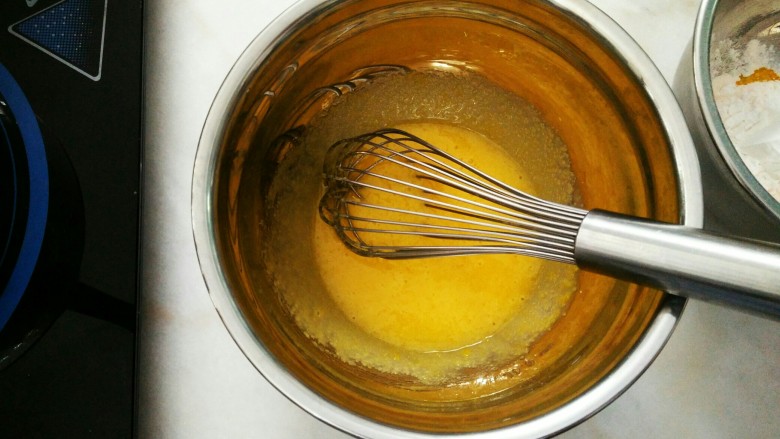 超顺滑香草卡仕达,首先先将蛋黄与砂糖搅化