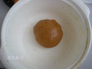 广式蛋黄月饼,揉成团，保鲜膜包好松弛40分钟