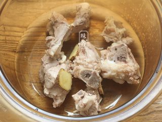 滋阴润燥的沙参玉竹苹果猪骨汤,将猪骨头和2姜片放入汤煲内；