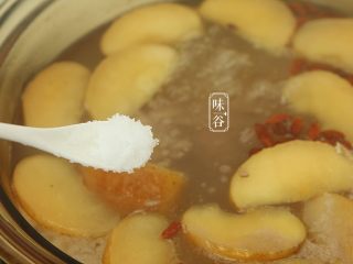 滋阴润燥的沙参玉竹苹果猪骨汤,加入适量的食盐调味即可；