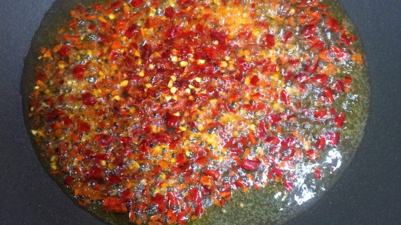 香菇酱,油热以后加辣椒碎，中小火炒出红油