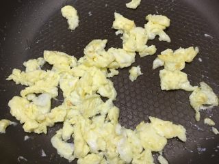 食疗-鸡胸肉减脂食谱,倒入已打好的鸡蛋，记得边煎边打散，成金黄色后盛出，备用