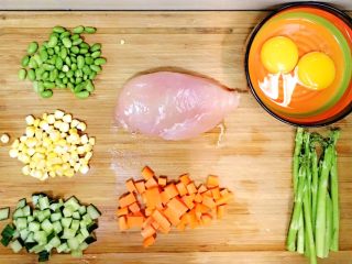 食疗-鸡胸肉减脂食谱,把胡萝卜和青瓜全部切丁，鸡蛋打出来，芦笋只要上面嫩的位置