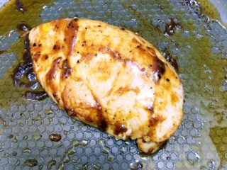 食疗-鸡胸肉减脂食谱,待鸡胸肉煎好之后可以倒入黑椒汁，再煎一会，让它入味，然后盛出