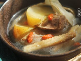 滋阴润燥的沙参玉竹苹果猪骨汤,习惯性来张特写，诱惑下亲们的味觉！