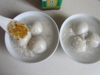 桂花豆沙莲子米酒汤圆,再次煮开后加入桂花糖浆或者冰糖都可以。