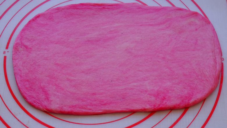 粉红豹快手面包🍞,取出粉色面团 用擀面杖擀成长方形