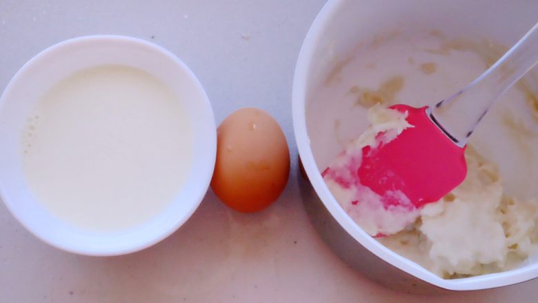 粉红豹快手面包🍞,将牛奶叮20秒 变成温牛奶 准备鸡蛋 和材料一做成的混合物 倒进搅拌好的粉状材料里