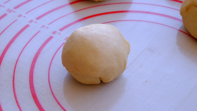 粉红豹快手面包🍞,白色大面团也如上分成7-8份 揉成球 待用