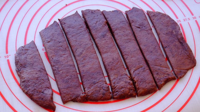 粉红豹快手面包🍞,同样把松弛好的巧克力面团切成7-8份