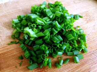 绿色美食+葱油芦笋白玉菇,小葱切葱绿备用
剩下的葱切了做其他菜或汤用