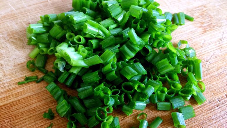 绿色美食+葱油芦笋白玉菇,小葱切葱绿备用
剩下的葱切了做其他菜或汤用