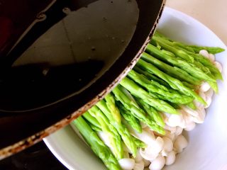 绿色美食+葱油芦笋白玉菇,将调味好的汤汁，淋在摆放整齐的芦笋上
