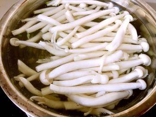 绿色美食+葱油芦笋白玉菇,将较细的、整根的白玉菇先放入焯烫十秒钟