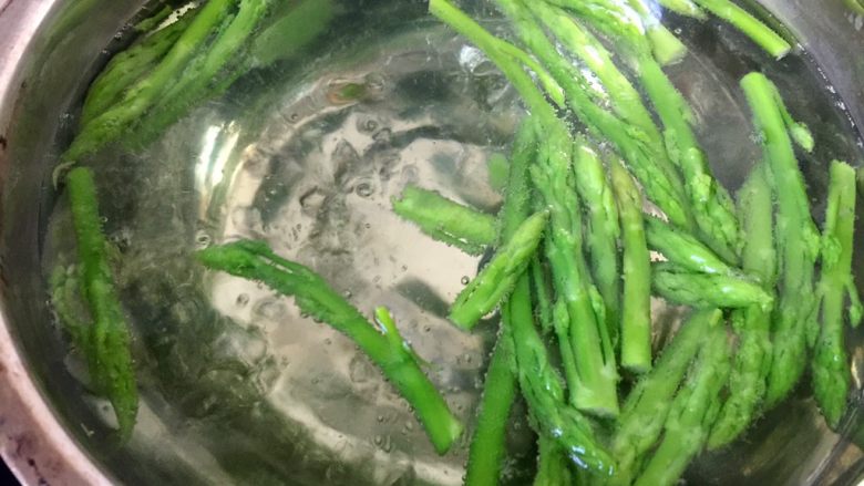 绿色美食+葱油芦笋白玉菇,看到水下冒大泡，不要太沸腾的状态