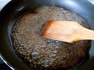 绿色美食+葱油芦笋白玉菇,用锅铲搅均，大火收汁，关火，不要收太干了