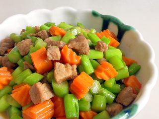 绿色美食+葱油芦笋白玉菇,这是用切下剩余三分之二的芦笋炒的肉丁，放了胡萝卜，颜色好看营养也好。