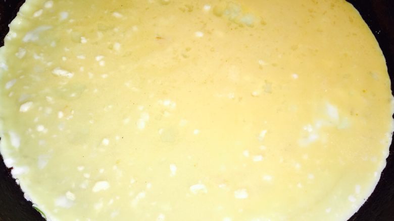 小葱豆豉炒煎蛋,饼铛放油烧热倒入打散的鸡蛋面粉浆