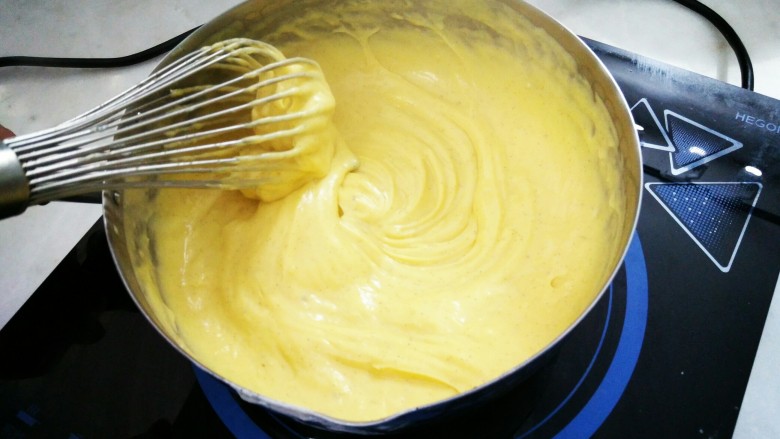 超顺滑香草卡仕达,不断用打蛋器搅拌至面糊粘稠，温度为82℃