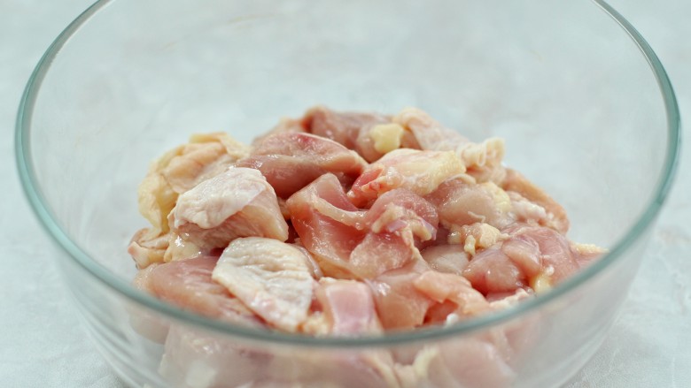 香辣风味炸鸡块,鸡腿肉洗净切成适量大小的块状放入容器中