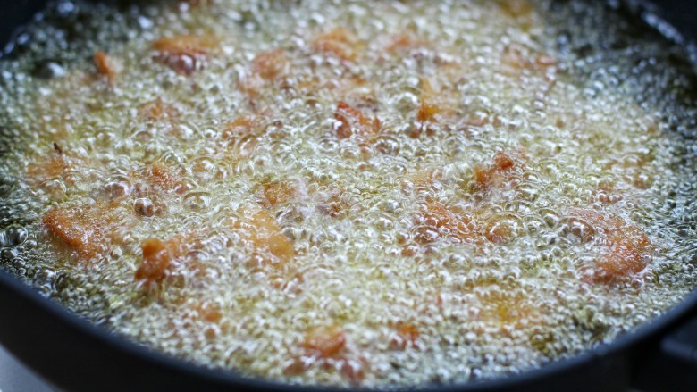 香辣风味炸鸡块,锅中倒适量油烧至八成热，放入腌制好的鸡块中火炸制