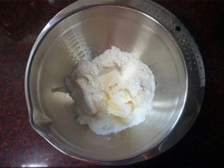 香肠糖霜饼干,黄油软化后加入糖粉，用打蛋器手动搅拌一下再用电动搅打至完全融合。