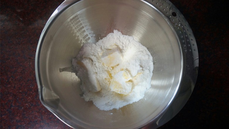 香肠糖霜饼干,黄油软化后加入糖粉，用打蛋器手动搅拌一下再用电动搅打至完全融合。