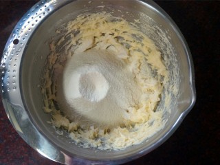 香肠糖霜饼干,筛入低筋粉。