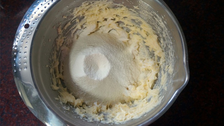 香肠糖霜饼干,筛入低筋粉。