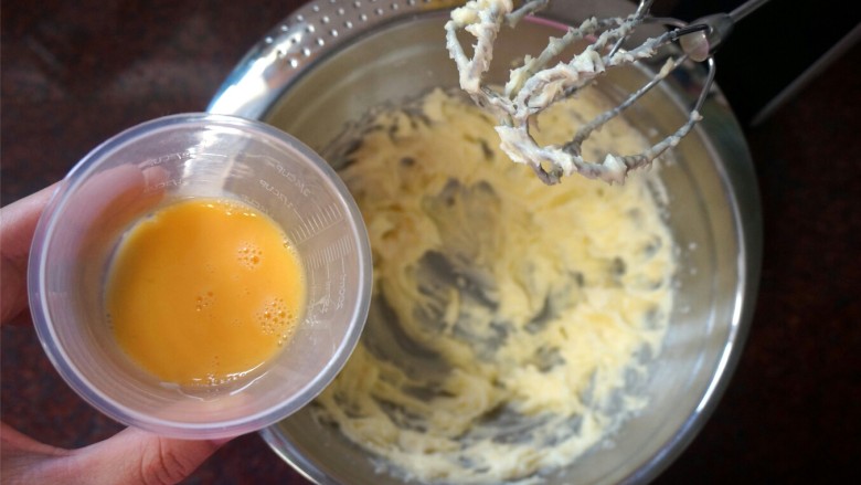 香肠糖霜饼干,分两次加入全蛋液，每一次都待搅打融合后再加入下一次。