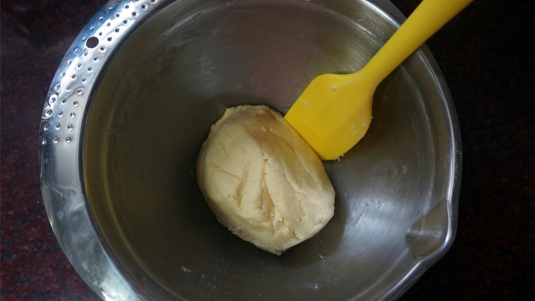 香肠糖霜饼干,拌至无干粉状态，成为一个湿润的面团。
