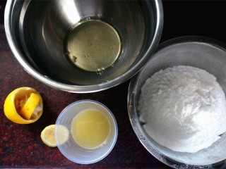 香肠糖霜饼干,饼干冷却过程，制作糖霜。先榨取柠檬汁，糖粉过筛备用。