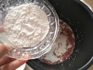 玫瑰牛奶椰丝小方,加入玉米淀粉(过筛一下更细腻哟)