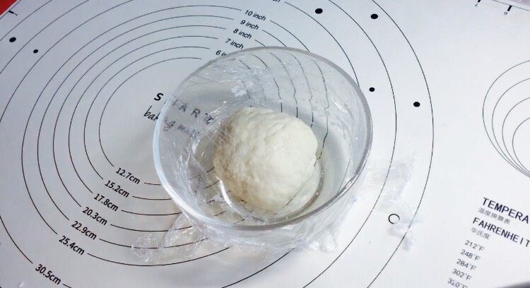 千层辣饼（香辣版）,揉好的面团包裹保鲜膜，室温放置30分钟左右，这里静置的目的等面团充分的吸收水分！