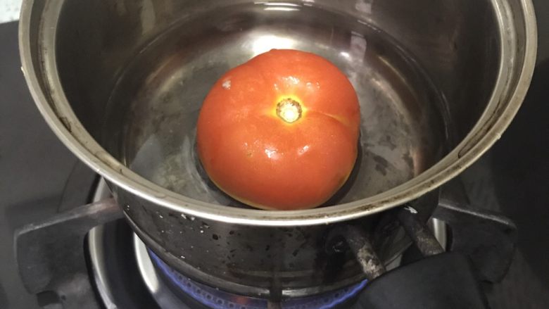 糖醋排骨&酸甜排骨,将水烧开，将西红柿放入至熟热，约五分钟，捞起来，切块去皮。