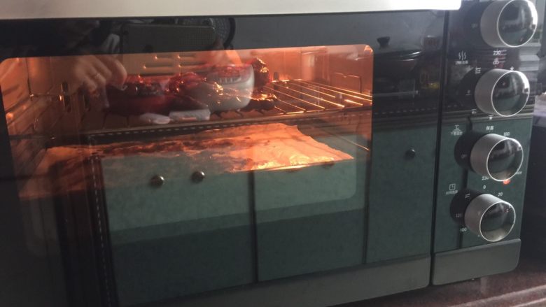 广式叉烧肉,放入烤箱250摄氏度烤5分钟