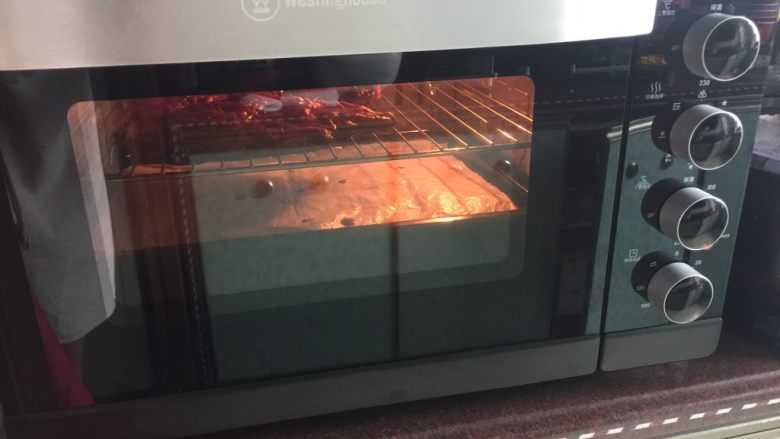 广式叉烧肉,烤箱220摄氏度预热后放入烤箱中层上下火烤25分钟