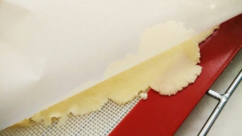 #不一样的泡芙#易上手的酥皮泡芙,将揉搓好的面团放在硅胶垫上擀成薄片状，大约3毫米厚度，再放入冷冻柜里冷冻至硬备用
