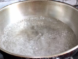 虾肉香菇盏,烧开一锅水