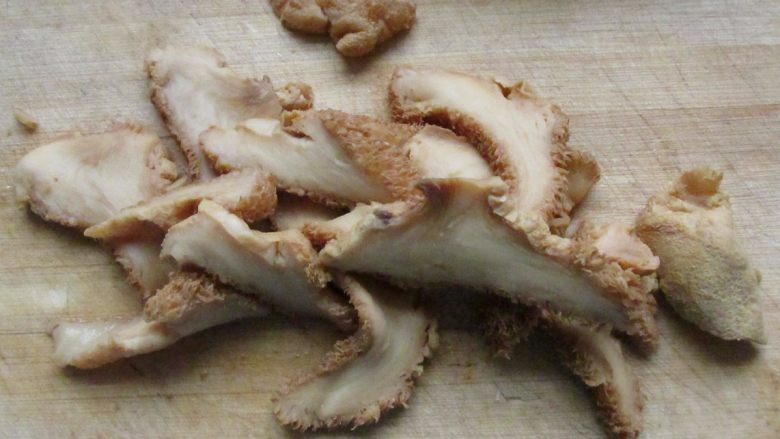 滋补砂锅猴菇鸡汤,把猴头菇切片。