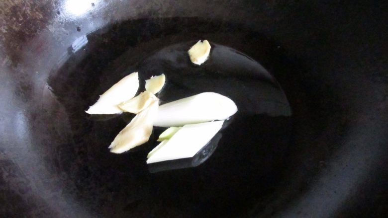 滋补砂锅猴菇鸡汤,锅里放油，放葱姜爆香。
