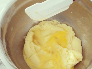 #不一样的泡芙#易上手的酥皮泡芙,分次慢慢加入常温鸡蛋液，每次完全吸收蛋液后再加下一次