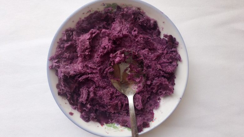 紫薯曲奇,紫薯切块上锅隔水蒸熟，压碎成泥；