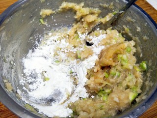 芦笋香菇鸡肉丸
（香菇鸡肉盏）,然后倒入老抽，放入淀粉。