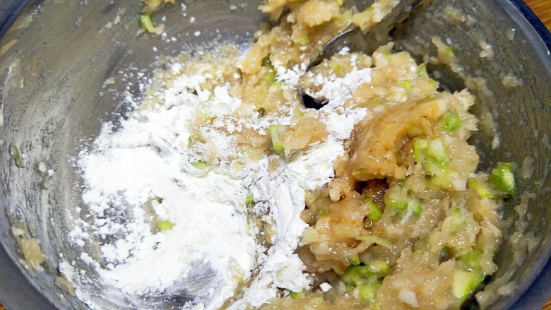 芦笋香菇鸡肉丸
（香菇鸡肉盏）,然后倒入老抽，放入淀粉。